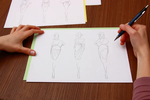 Designer évaluant les dessins de mode — Photo