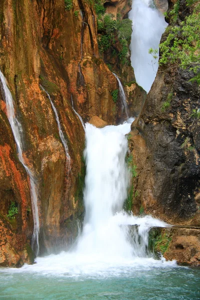 Cascada cayendo al río — Foto de Stock