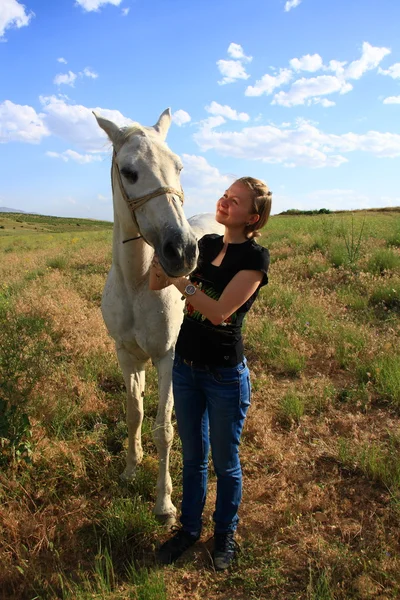 Vétérinaire femme contrôle cheval santé — Photo