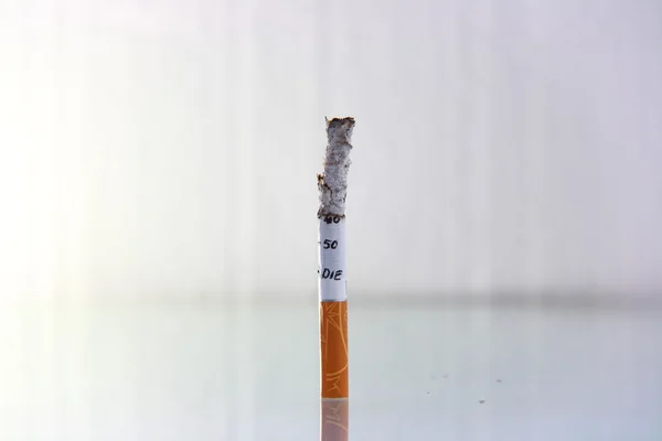 Концепция сжигания сигарет — стоковое фото