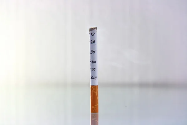Концепция сжигания сигарет — стоковое фото