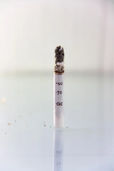 Χειροποίητο τσιγάρο καύση έννοια της ζωής — Φωτογραφία Αρχείου