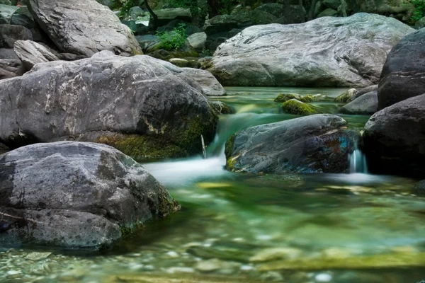 Corriente con piedras grises —  Fotos de Stock