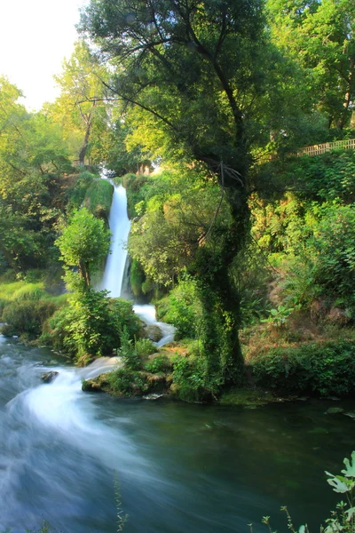 Vista de cascada en duden con árboles verdes — Foto de Stock