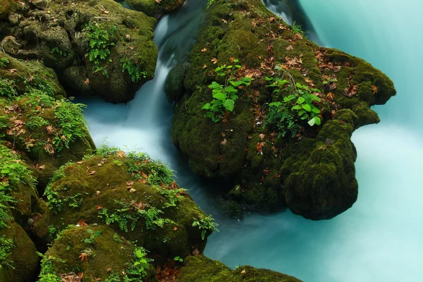 Rocas en el torrente turquesa — Foto de Stock