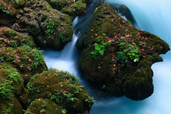 Rocas en el torrente turquesa — Foto de Stock