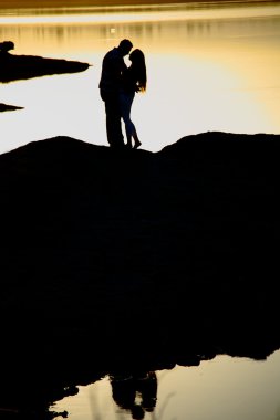 gün batımında romantik Çift