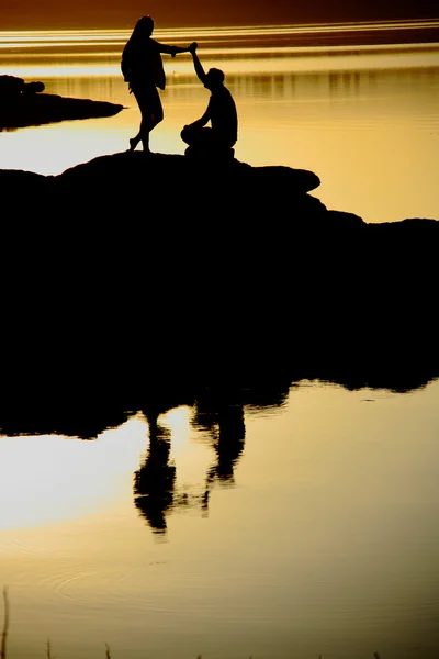 Boy making marriage proposal at sunset — Stock Photo, Image