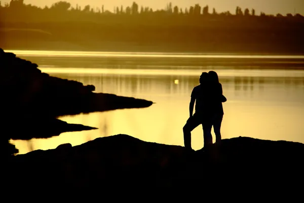 Pareja romántica al atardecer —  Fotos de Stock