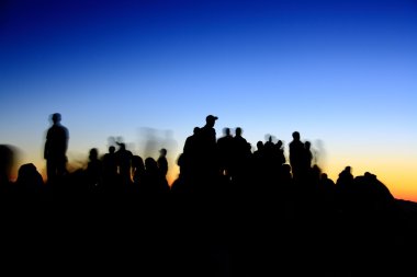 nemrut Dağı'nda insan siluetleri