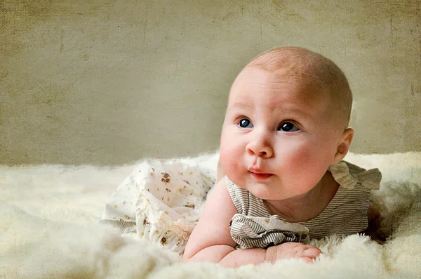 Младенец в платье — стоковое фото