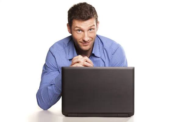 Uomo e laptop — Foto Stock