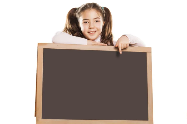 小女孩指着一个空板 — 图库照片