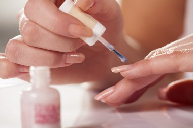 tarafsız tırnak cilası