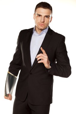 öfkeli genç işadamı ile klasör