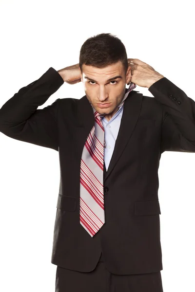 Homem de negócios amarrado sua gravata — Fotografia de Stock