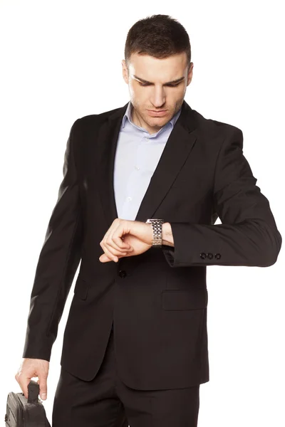 Hombre de negocios mirando su reloj — Foto de Stock