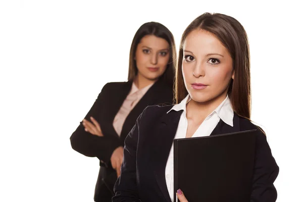 Twee zakelijke vrouwen poseren — Stockfoto