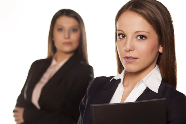 Dwie kobiety biznesu, stwarzające — Zdjęcie stockowe