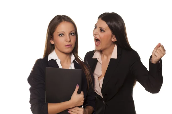 Yelling at her younger colleague — Stock Photo, Image