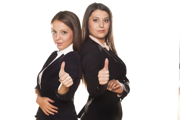 Duas mulheres de negócios posando — Fotografia de Stock