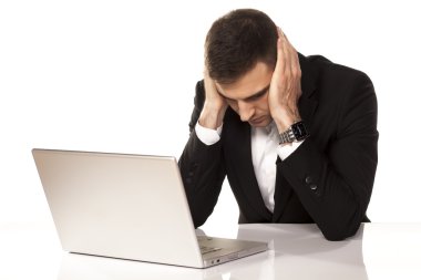 laptop umutsuz adamın