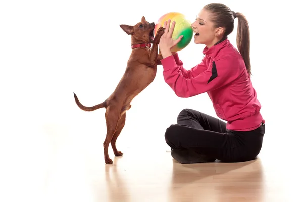 Meisje, hond en bal — Stockfoto