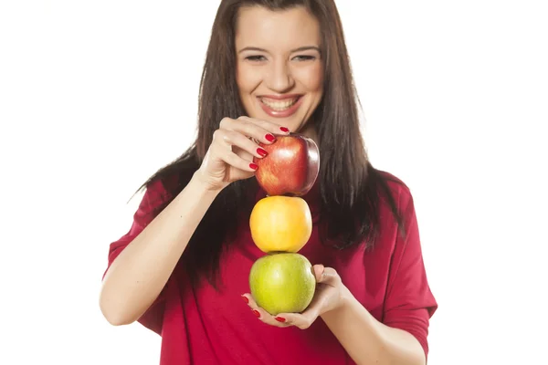 Mädchen und drei verschiedene Äpfel — Stockfoto