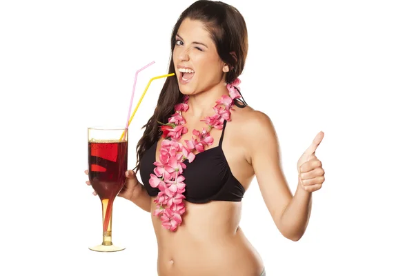 Meisje met bloem ketting en cocktail — Stockfoto