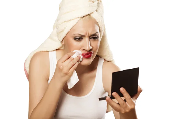 Girl cleans her makeup — Stock Photo, Image