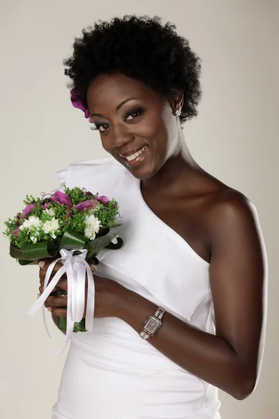 Junge afrikanisch-amerikanische Braut — Stockfoto