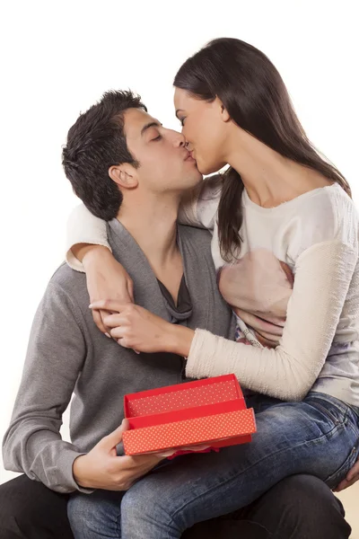 Kiss and gift — Stock Photo, Image