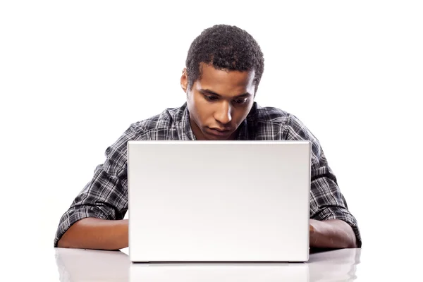 Vorsichtiger Schüler mit Laptop — Stockfoto