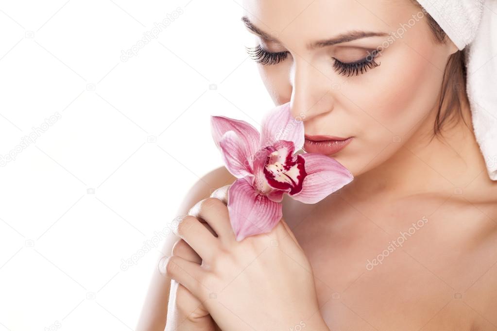 蘭とポーズ頭にタオルで美しい女性 ストック写真 C Vgeorgiev
