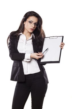 Panosu olan bir iş kadını.