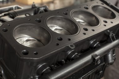 Dört silindirli motor