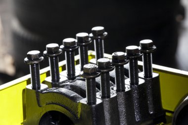 Max, bir motorun piston parçaları