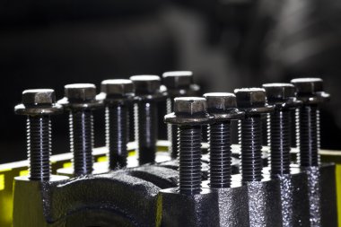 Max, bir motorun piston parçaları