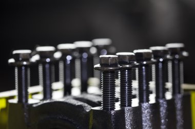 Max, bir motorun piston parçaları