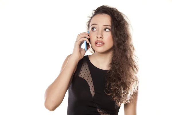 Dziewczyna nastolatka rozmawia przez telefon — Zdjęcie stockowe