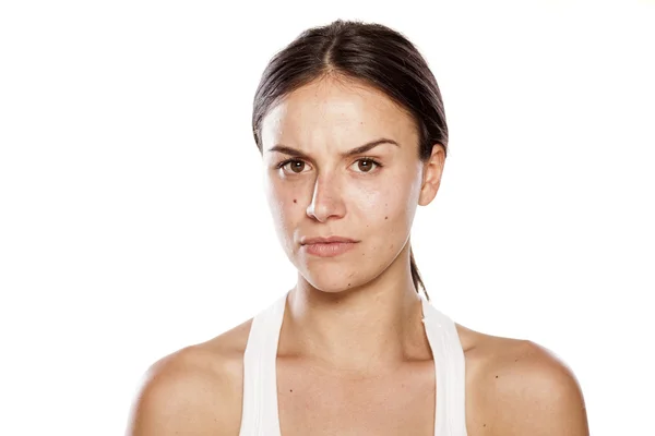 Mujer enojada sin maquillaje — Foto de Stock