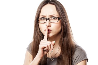 dudaklarında parmak