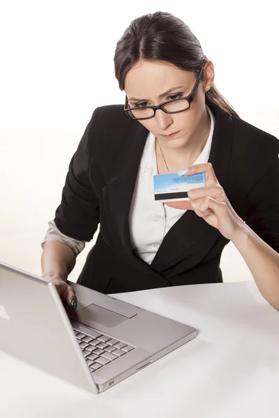 Mulher segurando cartão de crédito — Fotografia de Stock