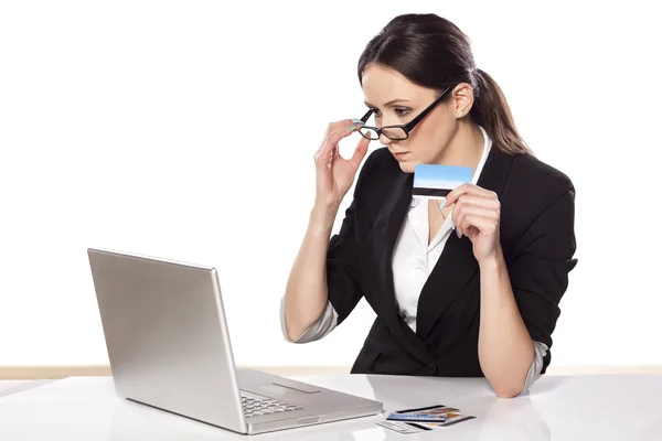 신용 카드를 들고 있는 여자 — 스톡 사진