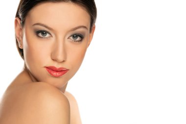 Beyaz arka planda mavi gözlü ve makyajlı güzel bir kadının portresi.