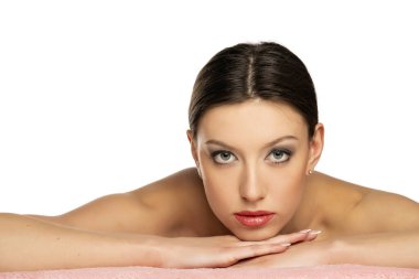 Beyaz bir arka planda mavi gözlü genç bir kadının portresi.