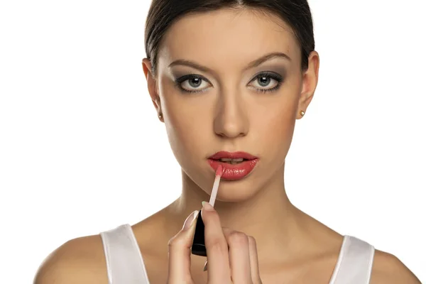 Foto Cabeza Mujer Que Aplica Brillo Labios Sus Labios — Foto de Stock