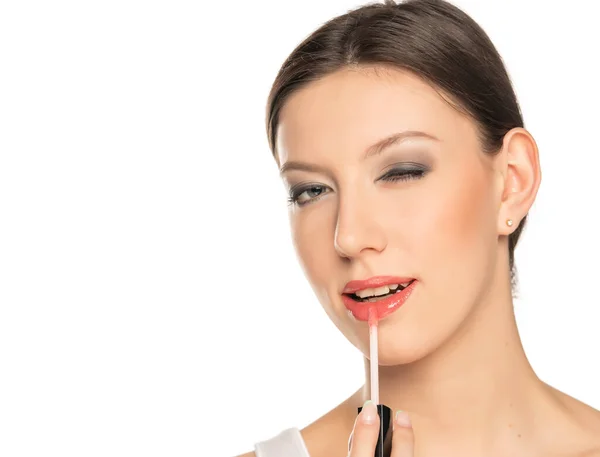 Portret Van Een Glimlachende Knipogende Vrouw Die Een Lipgloss Haar — Stockfoto