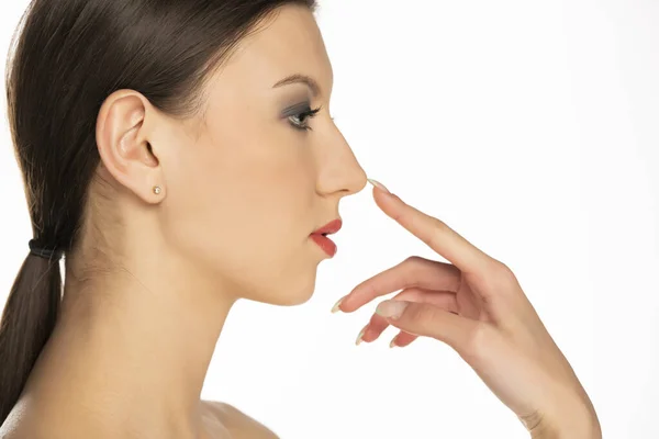 Profil Młodej Kobiety Dotykającej Nosa Białym Tle — Zdjęcie stockowe