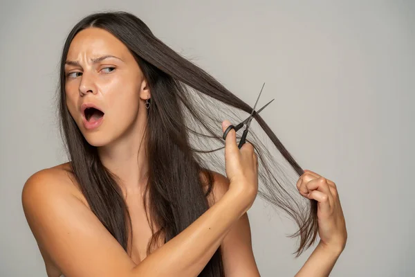 Une Femme Nerveuse Coupe Les Cheveux Avec Des Ciseaux Sur — Photo